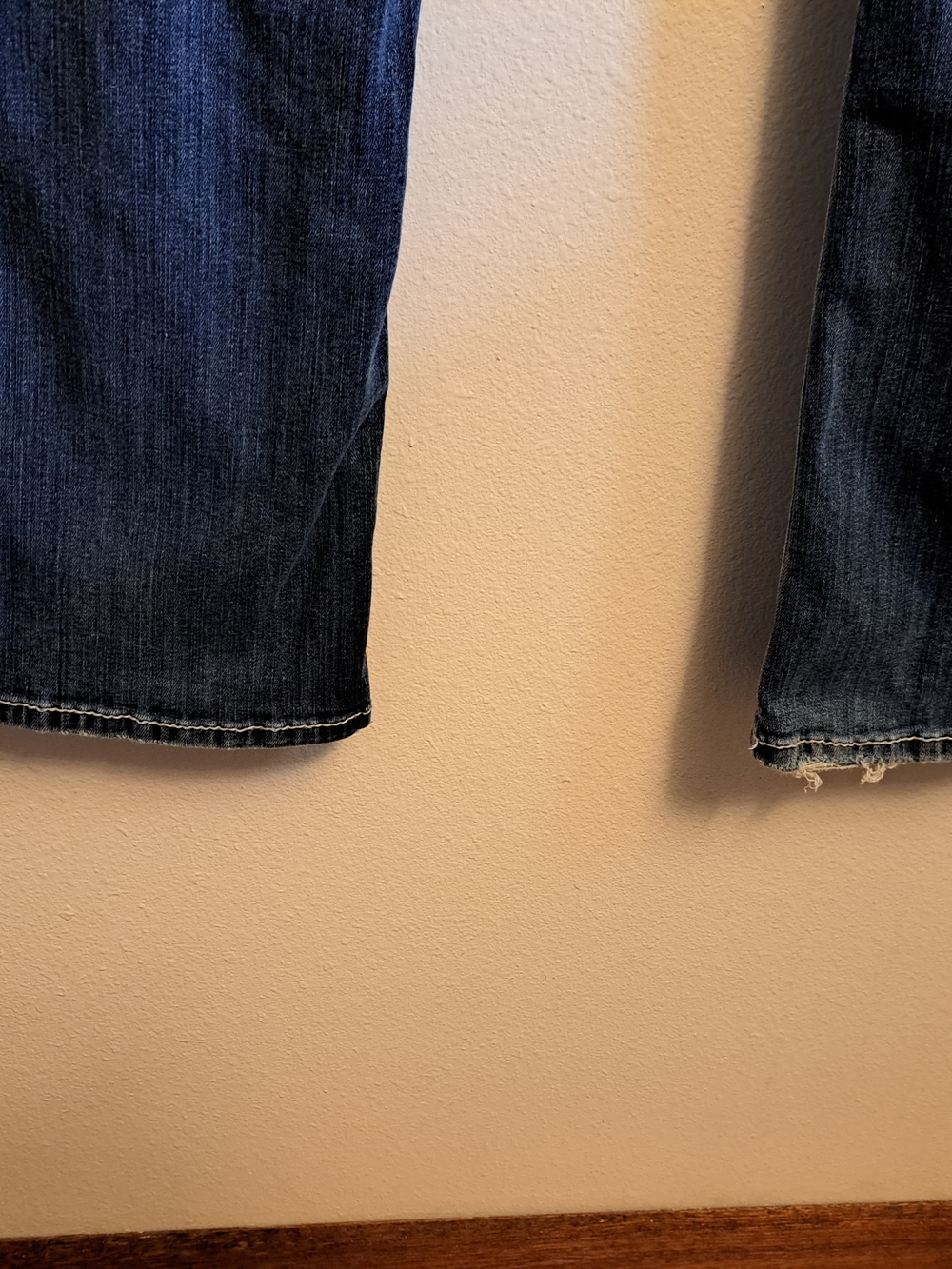 Ariat R.E.A.L. mid-rise bootcut  jeans with back-pocket whipstitch/embroidery - Picture 2 of 11